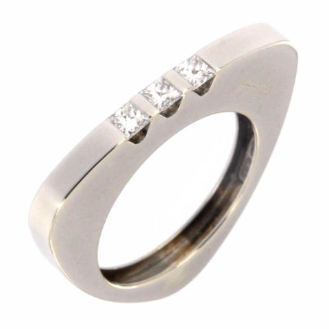WHITE GOLD RING WITH 3 RINCESS CUT DIAMOND