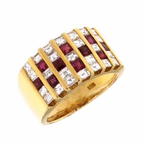 ANELLO CON PRINCESS RUBINI E DIAMANTI IN ORO GIALLO