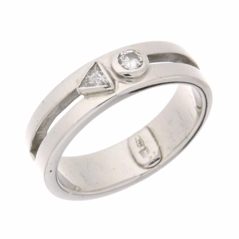 WHITE GOLD RING, ROUND AND TRIANGLE DIAMOND STONES