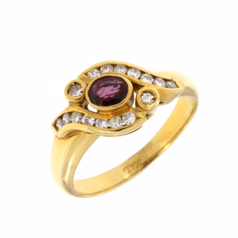 ANELLO CON OVALE RUBINO E DIAMANTI IN ORO GIALLO
